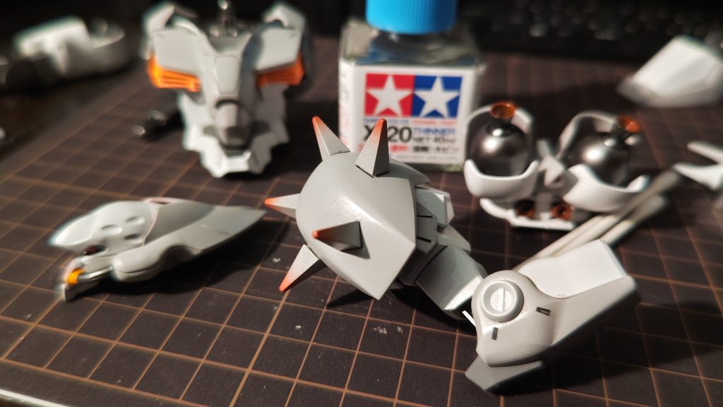 最後にお気に入りのパーツ、肩のスパイクです！先端のみオレンジを入れて、凶悪な感じをだしました！またハサウェイ関連のデカールでも手に入れたら、肩パーツマフティーマークを貼りたくなるカラーリングになりました！