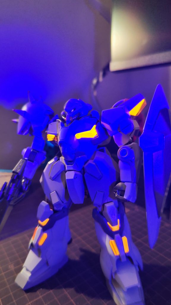 オレンジは蛍光色、モノアイにはガイアノーツの蛍光エナメルピンクをシールの上から塗布してUVライトで光るようにしています。