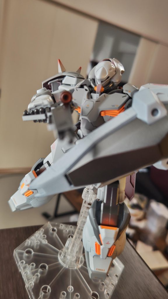 可動範囲は水星キットに比べるとかなり狭めで、ポージングを決めてたら各所剥げてきたのでやめました！（笑）