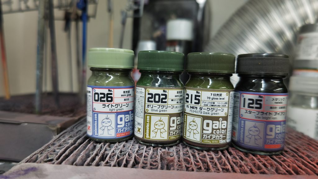 下地→ガイア銀サフ外装→調色した緑　※少しラメ入り関節→ガンメタポイント→バイオレット＋ニュートラルグレー塗装2時間、組み立て1時間くらいです！