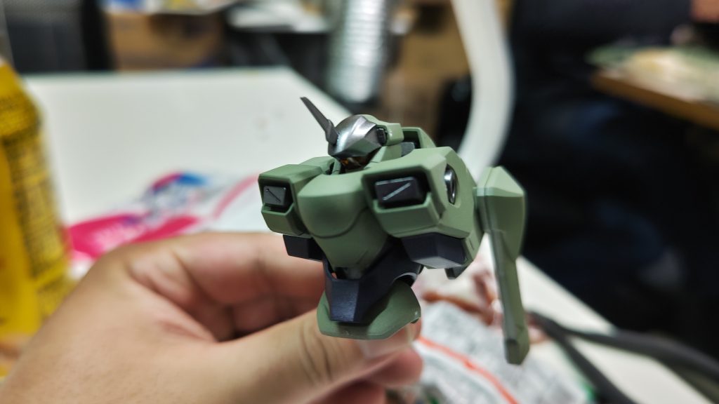 家と工作室の照明が違いすぎて、違う色に見えますね！元々緑カラーが光沢なしなので、トップコートを特に塗らず終了！