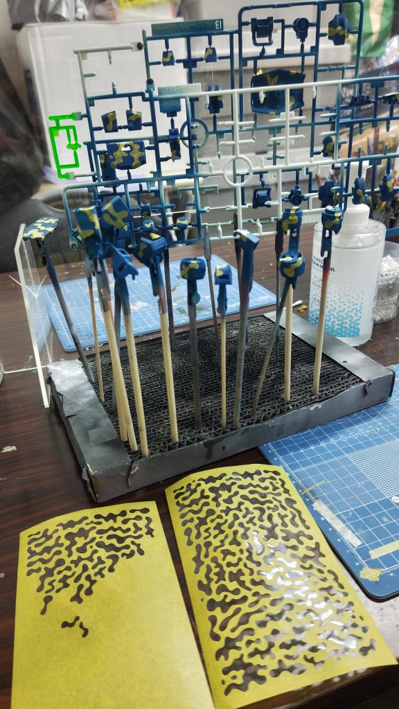 一層目は明るい色でライトグレーブルー二層目は通常のブルー三層目はダークブルーという順で塗装シールもこれだけ使用しました！お値段は3枚入りで五百円くらいなので、HGの小さいサイズなら2体分くらいですかね！