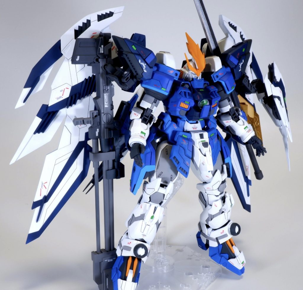 正面ミキシングはトールギスにエピオンの外装を被せる様な感じで行いました!ディテールアップとして、プラ板で厚みを出したり筋彫りを行ったりしています。