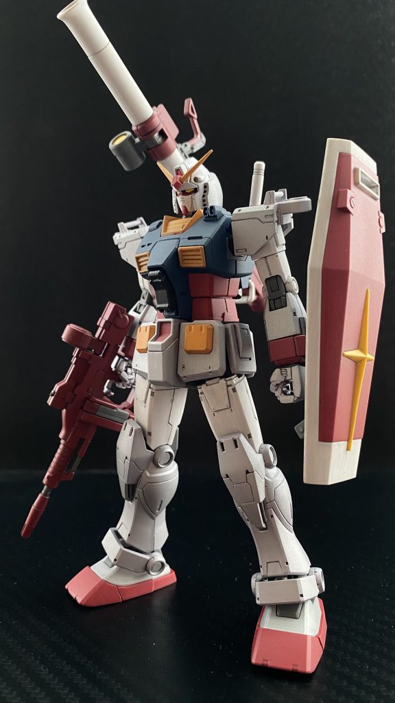 　RX-78 ガンダムクローバー　(0087) 一年戦争時に目撃された際の姿。目を惹くのは、赤く塗装されたビームライフル及び、バズーカであろう。また、バズーカをバックパックにマウント、キャノンタイプのようになっているのも特徴的だ。