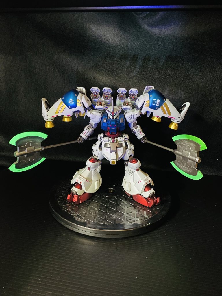 目とアックスの刃に蛍光塗料でライトアップ