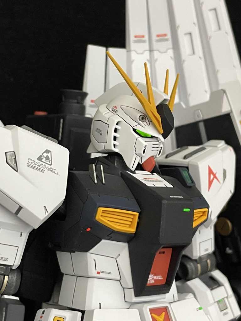 HY2M-MGなので電池で光りますこんな別売りパーツ無くても最近のMGはデフォルトで光りますので時代は変わったなぁと感慨深いです胴体に乗せ光らせるとメイン写真のようになり、横顔は上記の感じです