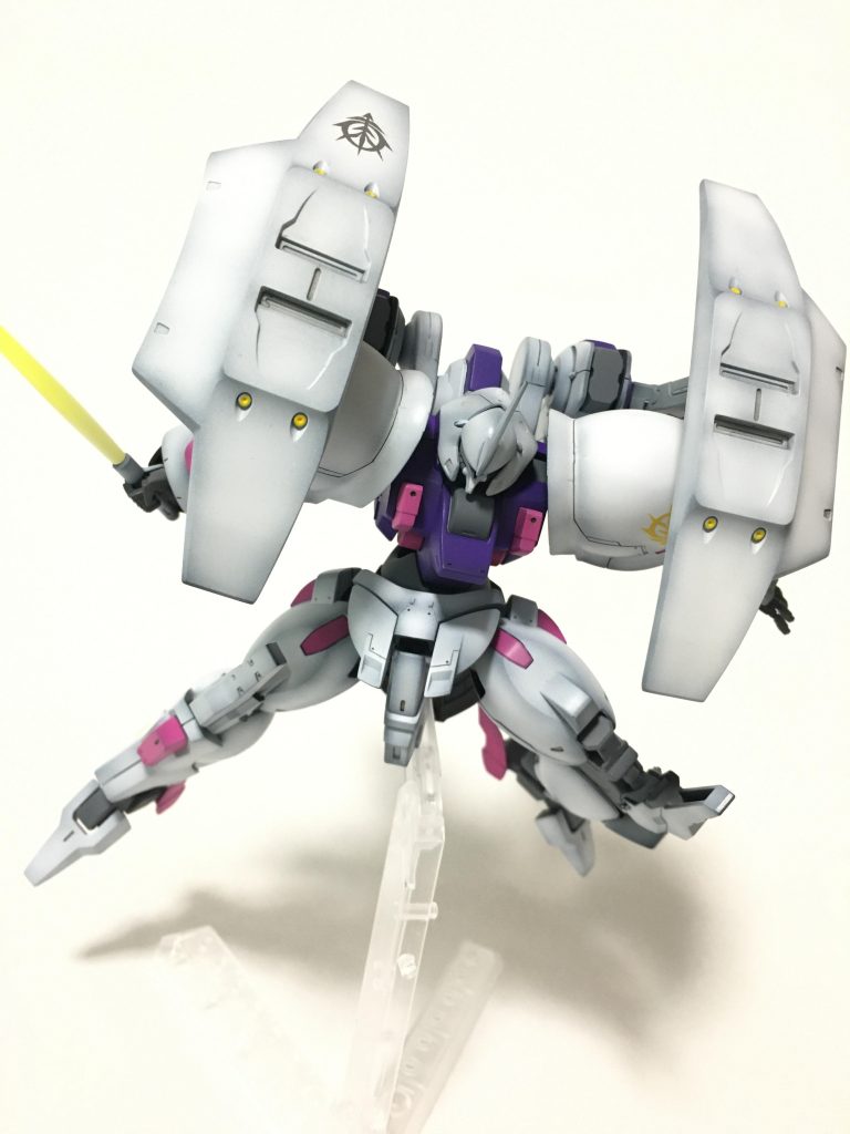 こういう感じで全面にアンビカーを構えたままサーベルを構えて突撃！みたいなことが出来る様になりました。