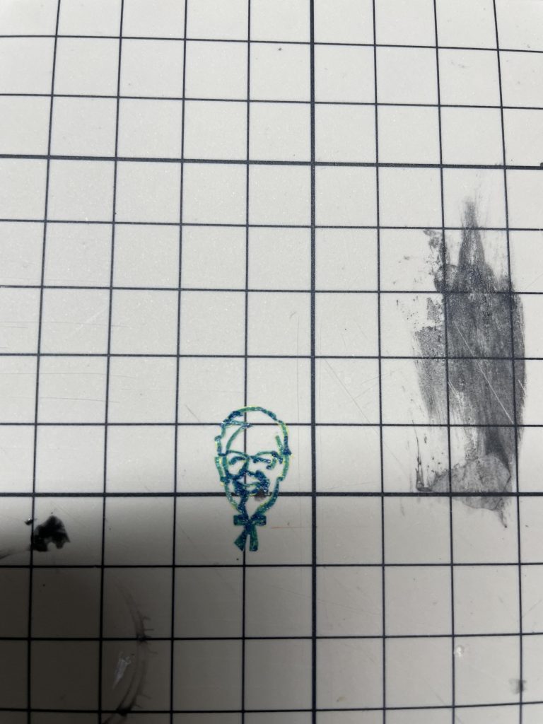 めっちゃ頑張ってマスキングテープを切り抜きました。全長約1cm。細さ約1mm。笑顔100%