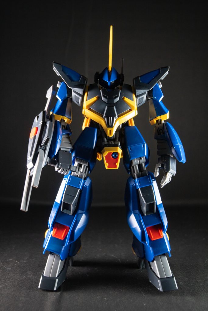 フロント:体の小柄さと足のデカさが際立つ。身長のほとんどは足じゃんね