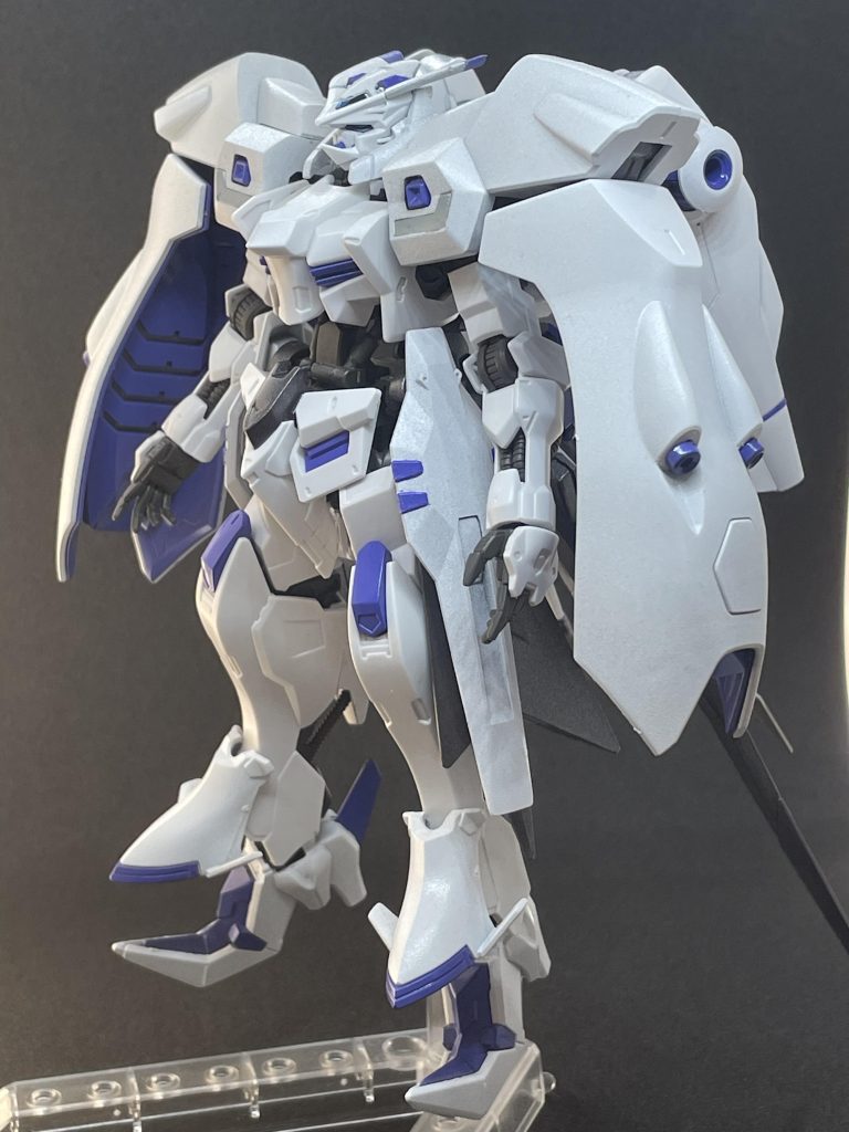 HM(ハイマニューバ)は、宙域侵攻型MA(モビルアーマー)「マナデル」に対抗するため、宙域での高速戦闘をコンセプトに計画された機体である。だが、実際にこの計画が実行される前に、ストラスは、海洋侵攻型MA「ザドキエル」との戦闘に駆り出される。壮絶な戦闘の末、両者は相打ちとなり、海溝の底に沈んでいった。 ゆえにこの計画が実現することはなく、性能実験のみが行われた幻の形態となっている。 「マナデル」は、後に「ガンダム・バエル」を中心としたガンダム・フレームの連合チームによって多大なる犠牲を払いつつも討伐されたと伝わっている。