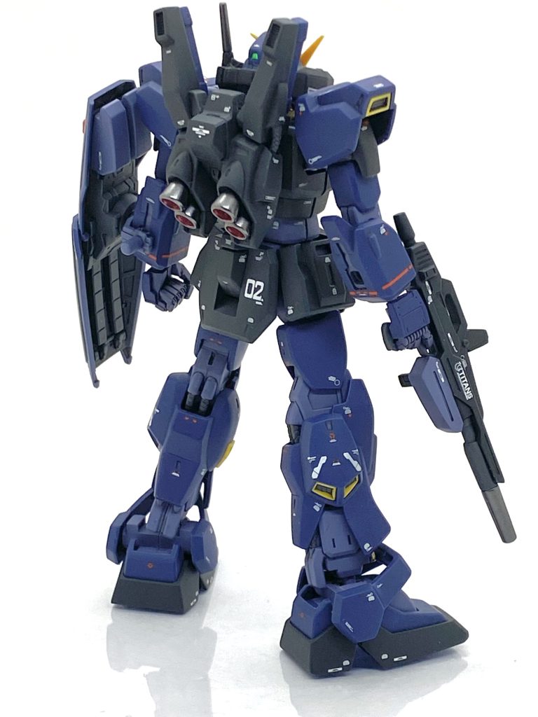 20年物のキットで金型が疲れているのかディテールが甘い箇所が多く、ほぼ全てタガネで彫り直したので墨入れは上手くいきました。ただ手だけは造形が甘いのでビルダーズパーツHD 1/144 MSハンド01 (連邦系)を塗装して使っています。マークⅡは特にバックパックが合わせ目が多い事が多く、そこは丁寧に消し、処理しずらい所は彫ってモールドにして誤魔化しています。処理して合わせ目が白化した箇所は当時買いました専用のガンダムカラーを持っているのでそれを使って、エアブラシで白化した箇所だけぼかす様に吹きますと・・・色合いが全く同じなので完璧に綺麗になりました。いつもなら加工しても後ハメにするのですが強度に心配があったので頭は後ハメにしましたが関節は合わせ目処理→塗装→合わせ目処理→塗装と地道にやっています。