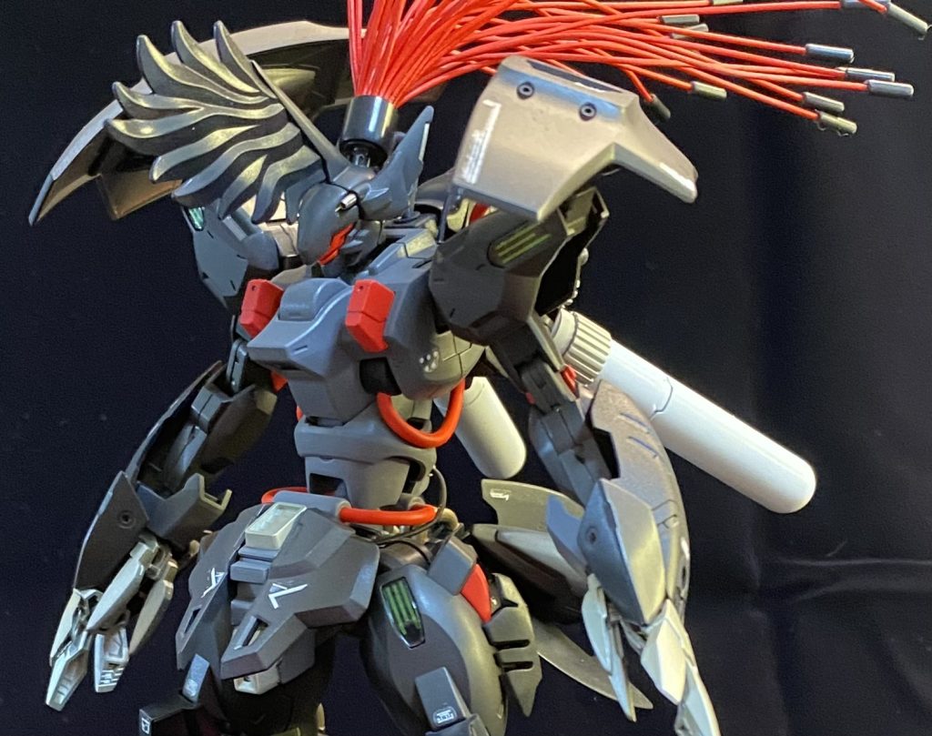 頭部:後頭部は大きくデザインを変更。側頭部にはグリムゲルデのものを設置。胸部・腹部:ジオニストの性、各所に動力パイプを設置。腹部は延長工作した隙間を埋めるため、ドムの太腿を流用。またフロントスカートは、ゼルトザームのものに変更し上部にスラスターを追加。