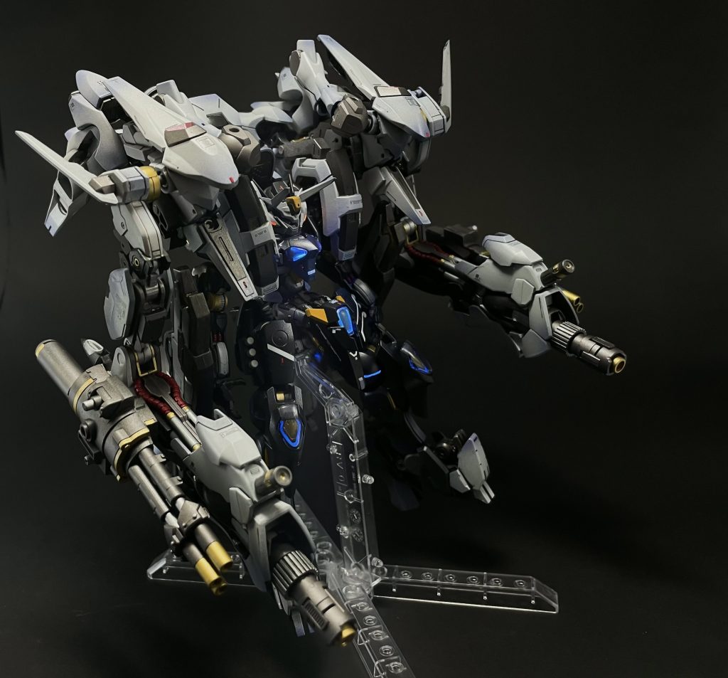 アームキャノン&3連装ビームキャノンキャノンの付いたアーム、まんまですねｳｨｰﾝと伸びます外側の3連装キャノンで中距離、アームキャノンで遠距離に対応というイメージをしてます