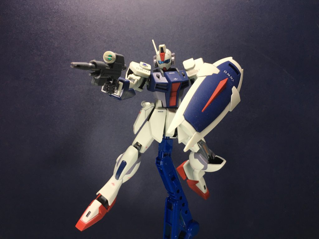 　本体の合わせ目処理はなし。頭部と太ももは段落ち処理にしています。HGCEストライクガンダムと関節を共用しているのでアクション性は文句なし。