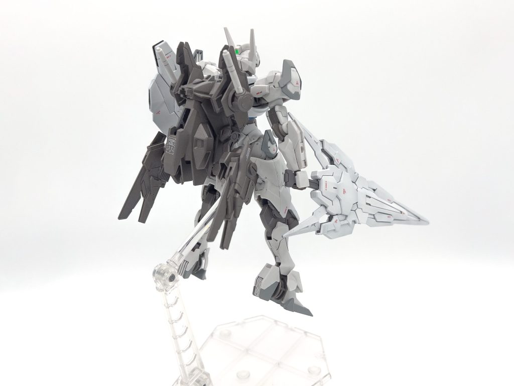 前後写真カラーリングはホワイトと関節を全体的にトーンダウンさせ、ビビッドピンクの部分をブルーとブルーグレーに変更して落ち着いた色味にしました。ブルー部分はメタリックブルーとメタルブラックを調色したものの上からブルーパールを吹いて煌めき感を出しています。なお、刃部分は他と同色のホワイトですが上からシルバーパールを吹き、艶出し仕上げにすることで塗り分けました。