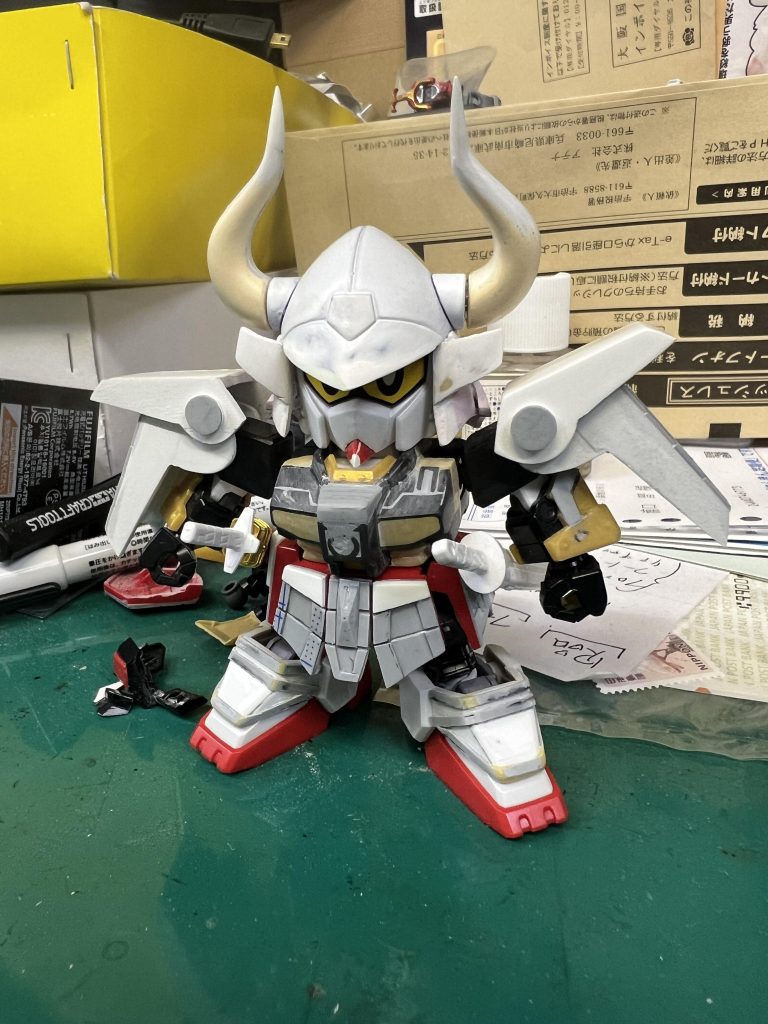 試行錯誤の先にこういうスタイルに辿り着きました。ベースは武者頑駄無で足はHGから頂戴しました。鎧下は武者頑駄無の鎧を一旦フラットに削ってからプラ板で形を整えていきました。上はνガンダムを削ったりパテ持ったり。胸のダクトがねー。手間取りました。結局プラ板でゼロから作りました。musha gundam mark ii