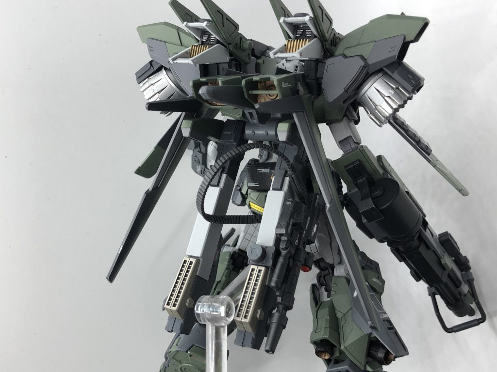 バックパック(ウイング折り畳み状態)稼働時間の延長を目的にプロペラントタンクを装備しました。通常時はウイングを折り畳んでます。