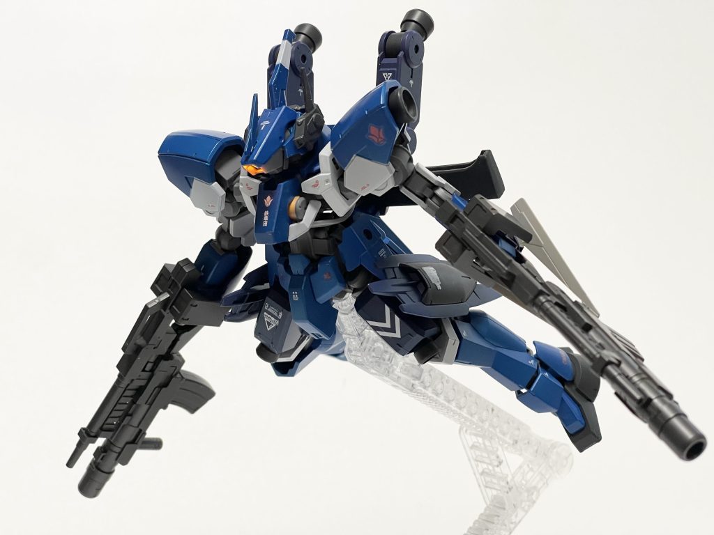 スロットルペダルを踏み込んでブースト!気に入った一枚です胸の縦書き 鉄 華 団 はクドいかなと思ったんですが○○号って付けるような鉄華団カスタムは族車みたいなとこあるんでこれもいいかなと。