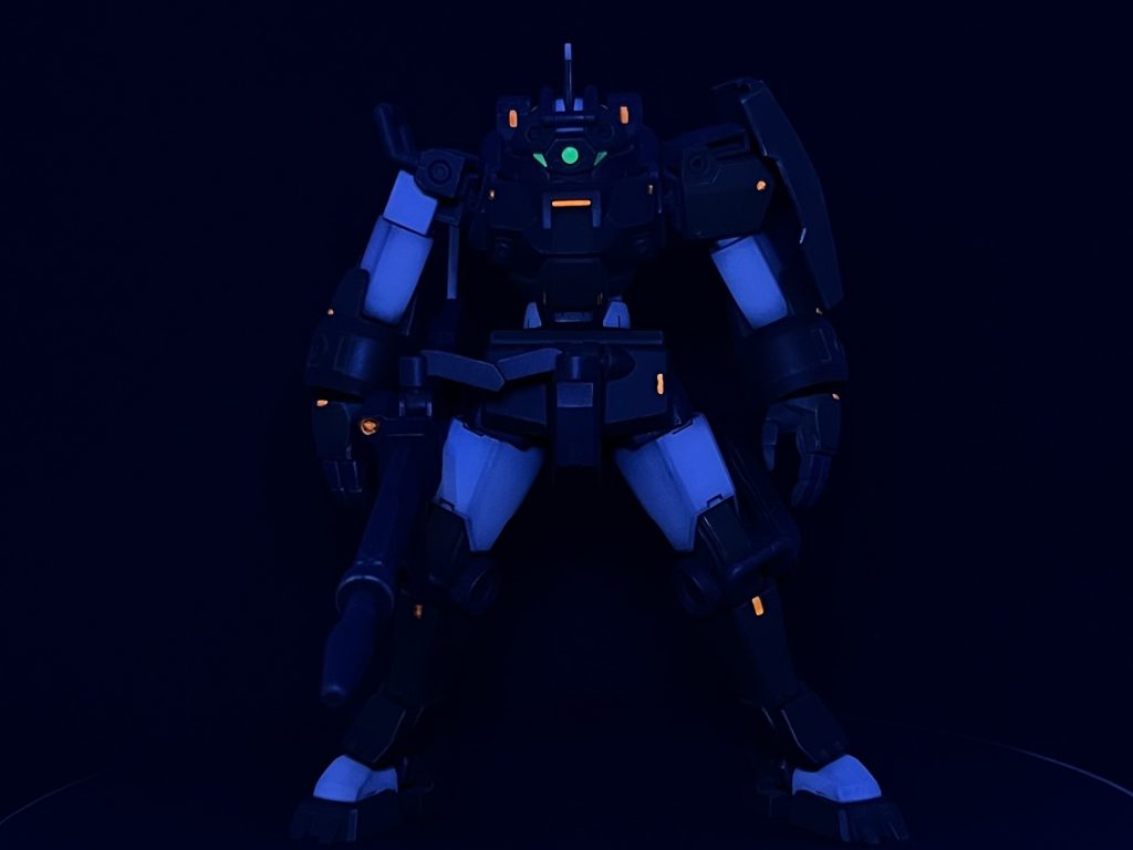 ・デミ・スナイパーカスタムチュチュ専用機をキットのままでジムスナイパーカスタムカラーに塗装しました。要所要所に蛍光カラーでアクセントを。シルバーでドライブラシを少々。