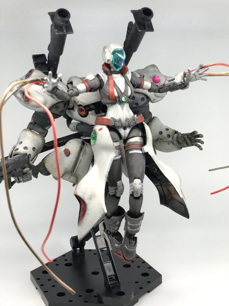 ケンプファーの脚の装甲をレディ本体のサイドアーマーっぽく取り付けることで、ローブっぽく演出改造と言うよりベルト部分に挟んでるだけです😳