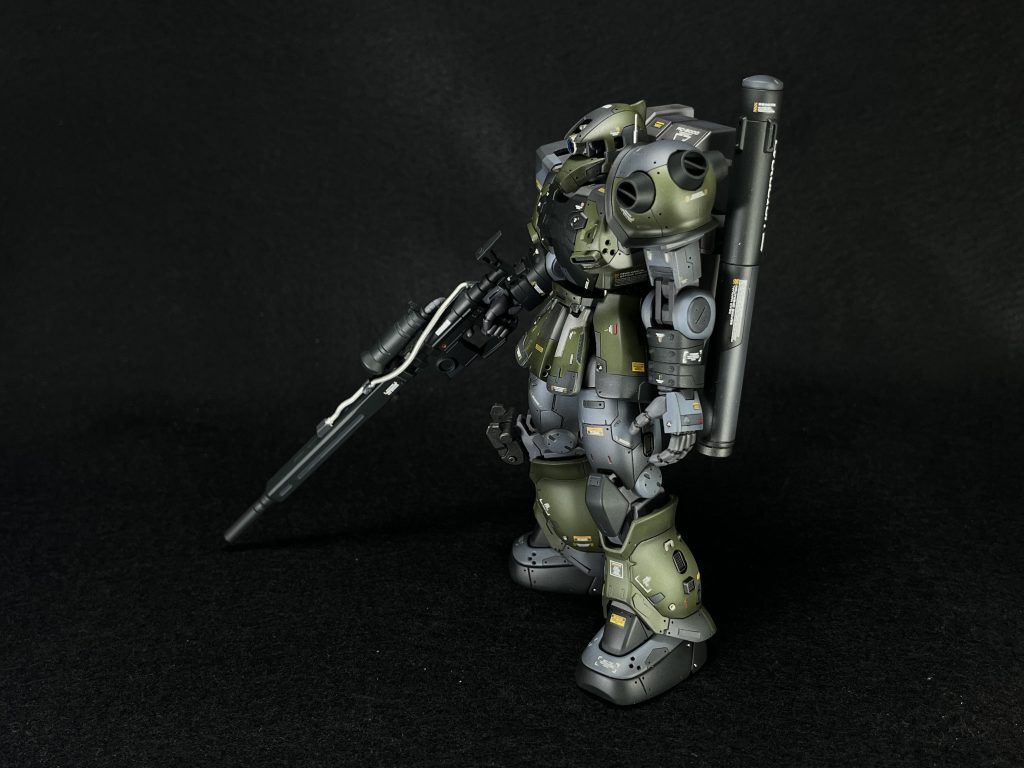 改造コンセプトとしては「主役を食わない程度の作り込み」「ディテール密度を合わせる」などを意識しました。目に見える大きな改造は、「肩アーマーの穴あけ、丸モールド埋め込み」「交換用バレルケースの作成」「膝あての移植」くらいで抑えました。スジボリは上半身と下半身で違和感が出ないようにと、やりすぎずF2ザクを超えないようにの2点を意識しながら、追加装甲やメタルボール、フックかけなど、同じ工場で作ってますよ感が出るように意識しました。