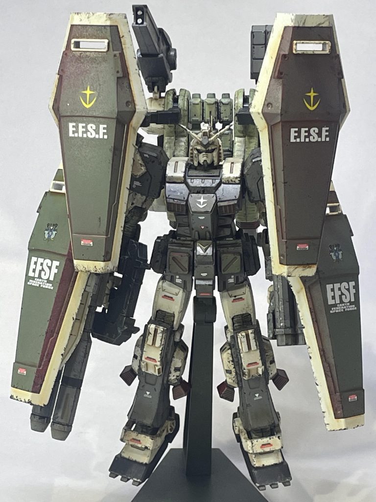 ウェザリング作業におけるチッピングは楽しいのですが、単純作業ゆえに眠くなってくるんですよね。なので毎日就寝90分前に少しづつ作業する時間割で制作。1時間過ぎると集中力も切れてくるので時間がきたら作業中断、そのままベッドに。おかげで、寝つきバッチリです。