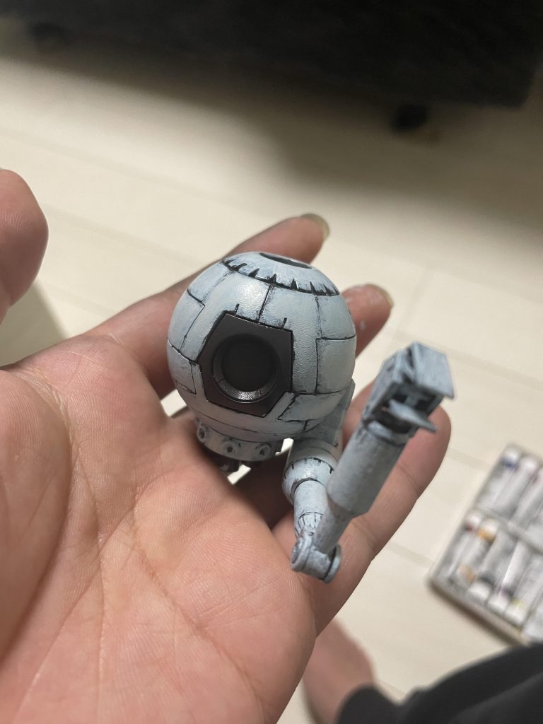 パネルラインは深堀し、黒塗装から徐々に明るく塗ってます。意図的に出したムラが好みです。