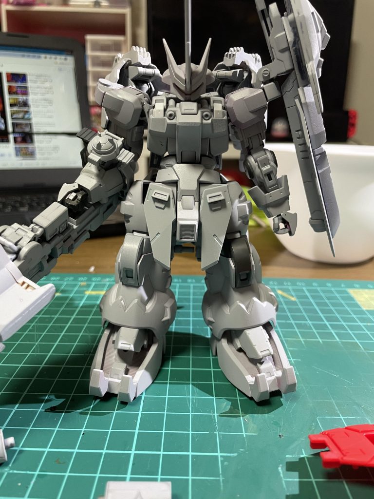 サフ状態です。ここまでは割と順調だったんです。ここから『黒立ち上げ』というワードをやりたくて1500の黒サフ吹いたらイエローの塗膜が薄く、垂れまくりでヤバかったです。正解は　捨てサフ→シルバー→イエローか、捨てサフ→濃い乗りやすいイエロー→イエローみたいです。黒サフ1500だとスベスベ過ぎ、イエローの隠蔽力の弱さを知りませんでした。黒サフ吹いてから足つけでもいいのかも？