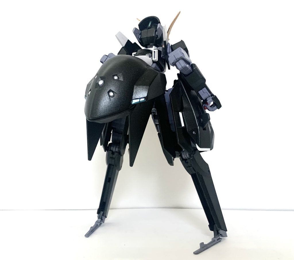 背面です。背中はHGフルドドⅡのパーツを使い設定形状を再現しました。その他に肘、股間サブアーム、腰部ブーストポッドを改造しています。