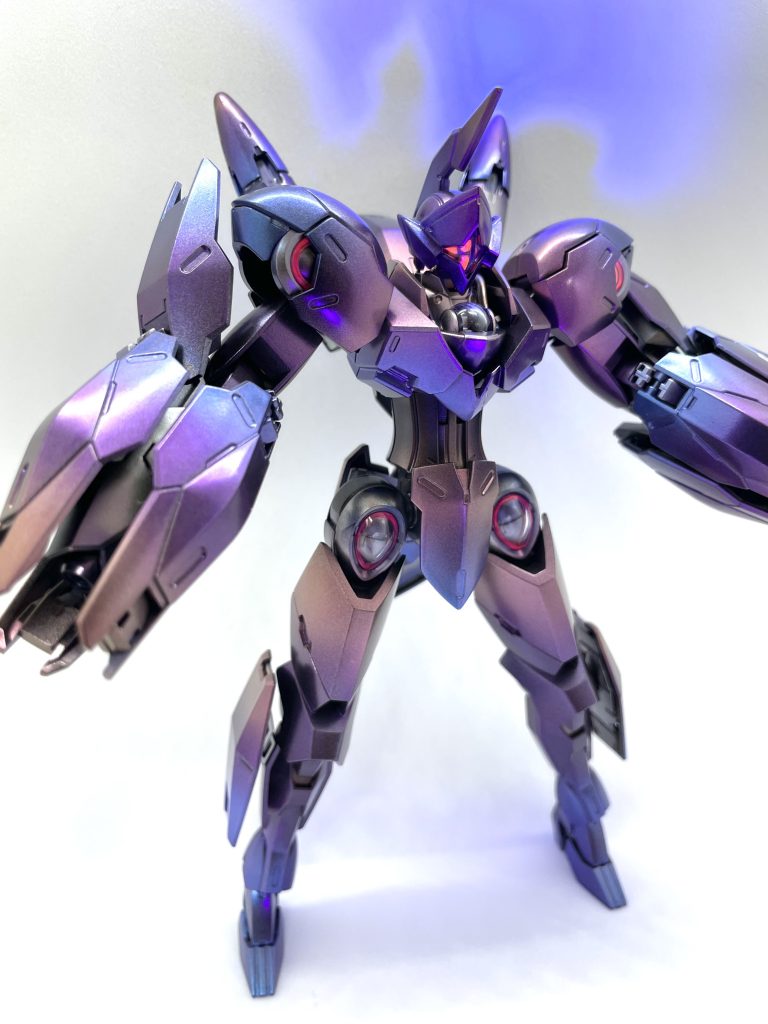 パールのグラデーションは、外装をメタリックブラックに塗ってから、クリスタルカラーのパープル、ブルー、レッドを使って塗ってます。また、発光部は蛍光カラーで発光します。