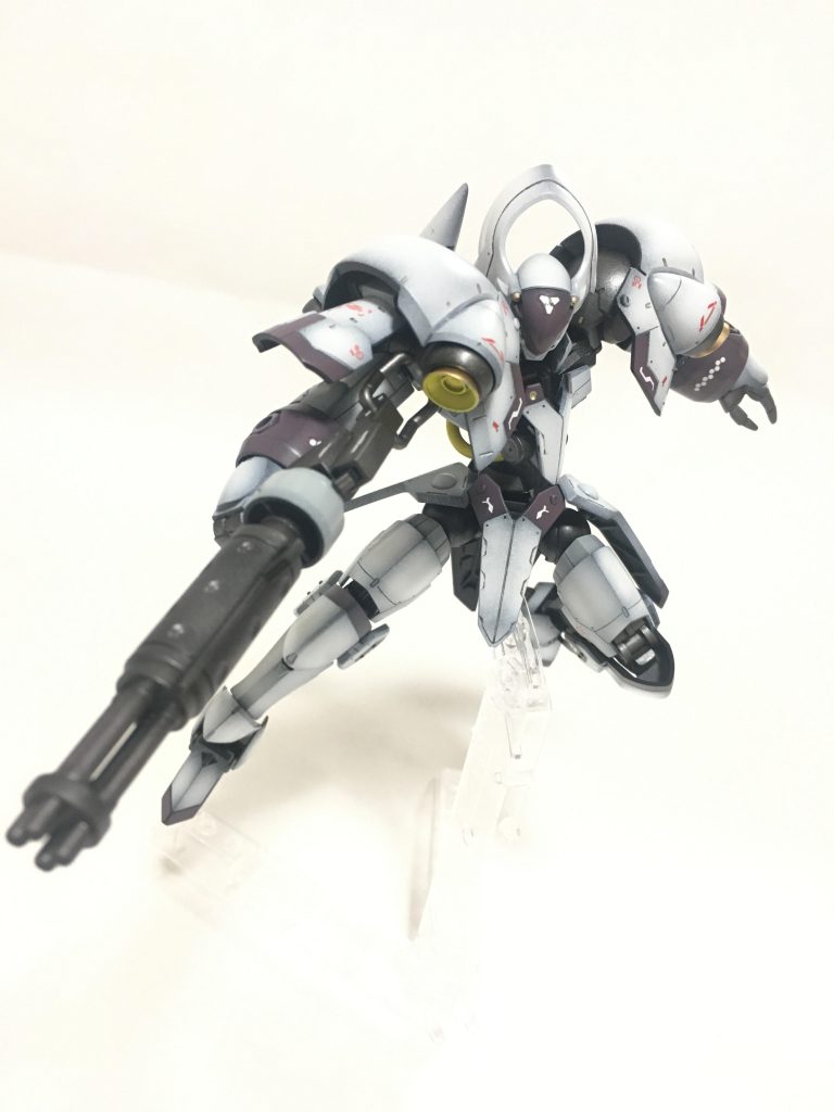 スタンドを使用してガトリングを構えるの図。本当は片腕まるごとガトリングに改造しようかとも思ったのですが、剣を構えたときの構図を意識してやめておきました。