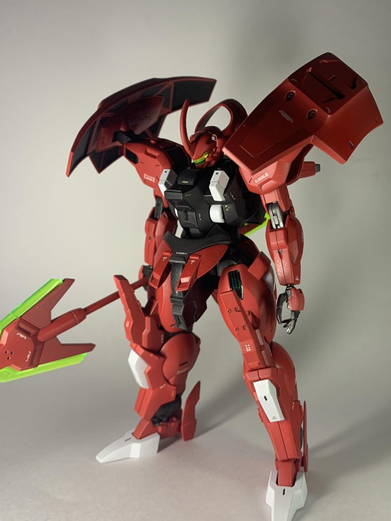 本体はプラ板と筋彫りを少し追加して情報量をあげています。また、黒い装甲には金で部分塗装を施してアクセントとしています。