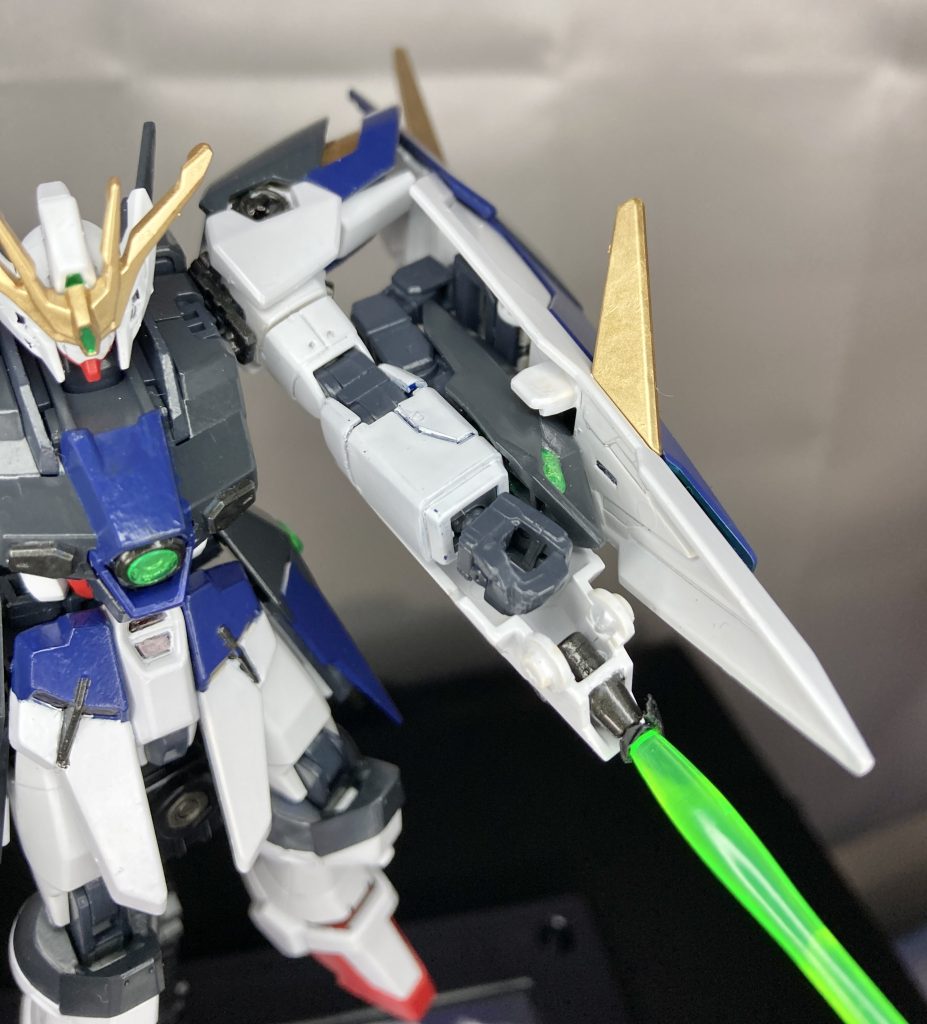 【ウイングシールド】劇場版のゼロカスはシールドは持っていませんが、MG ウイングゼロ EW ver.Kaで左腕に装着出来るギミックが有ったのをこの機体でも再現しました。全く同じやり方は自分の技術では難しかったので、ジャンクのジョイントフレームがちょうど腕装甲の隙間に良い感じに収まってシールドを懸架出来ました。バスターライフル両手持ち時はシールド下部のヘッドガードパーツを腕の裏側に装着。ヘッドガードにはウイングバルカン代わりのノーズビーム砲を装備してます。
