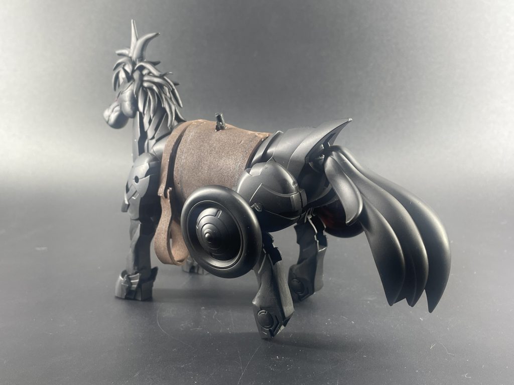 鐙と鞍は百均のEVAボード？で制作して塗りました。あと、鞍をパカっと開くのが嫌で、普通に上に乗れるようにしてます。