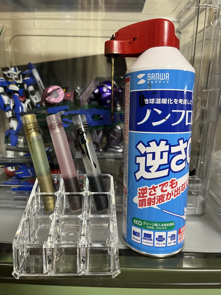 今回の塗装に使用した物。缶の上の赤色のものが、イージーペインター。缶はエアダスターに入れ替えてます。左はスペアボトル。イージーペインターのスペアボトルは高いので、100均一で互換性のあるものを購入。イージーペインターは1600円くらいなので、初めてのスプレー塗装にはおすすめです。