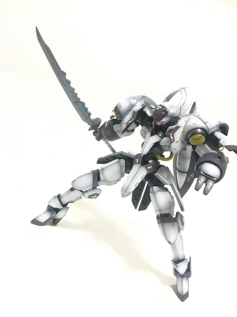 実体剣装備も用意しました。SDガンダムの孫権ガンダムアストレイのものを加工しています。弾切れ時や間合いに入ってくる強敵とはこれで戦います。素体が良く動くので、個人的にはこういう近接格闘装備が似合うと思うのですがいかがでしょうか？