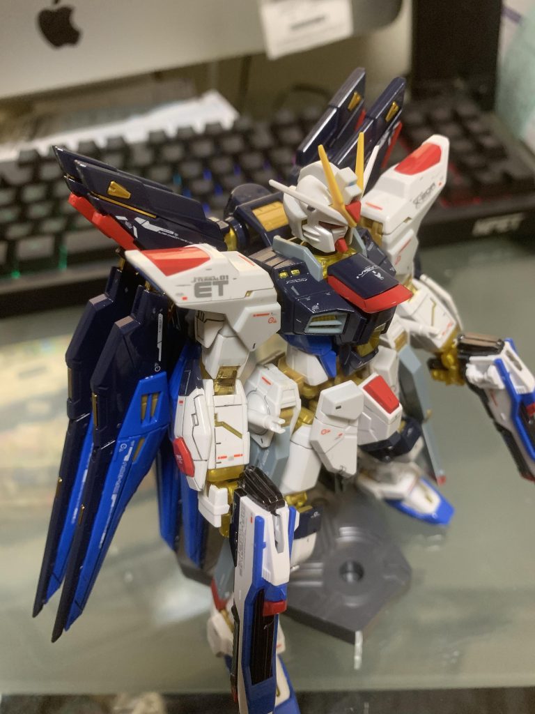 高エネルギーライフルは一部ガンメタ塗装、最後は全体に光沢トップコートで仕上げております。