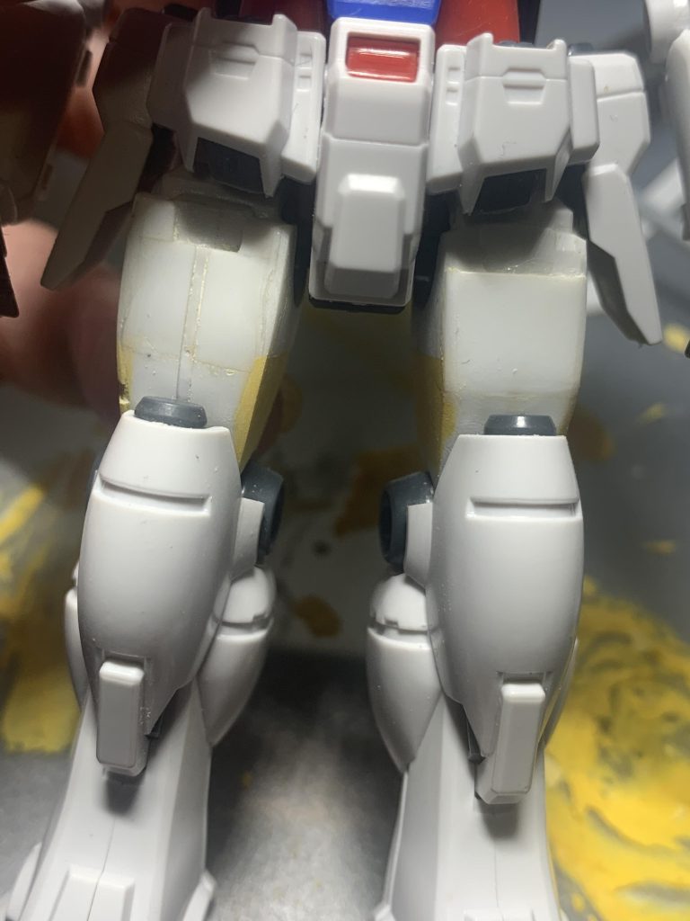 太腿を上半分幅増しして、下半分とポリパテで均しております。センターで1ミリ、左右0.5ミリプラ板を貼ってます。正面も0.5ミリボリュームを持たせました。