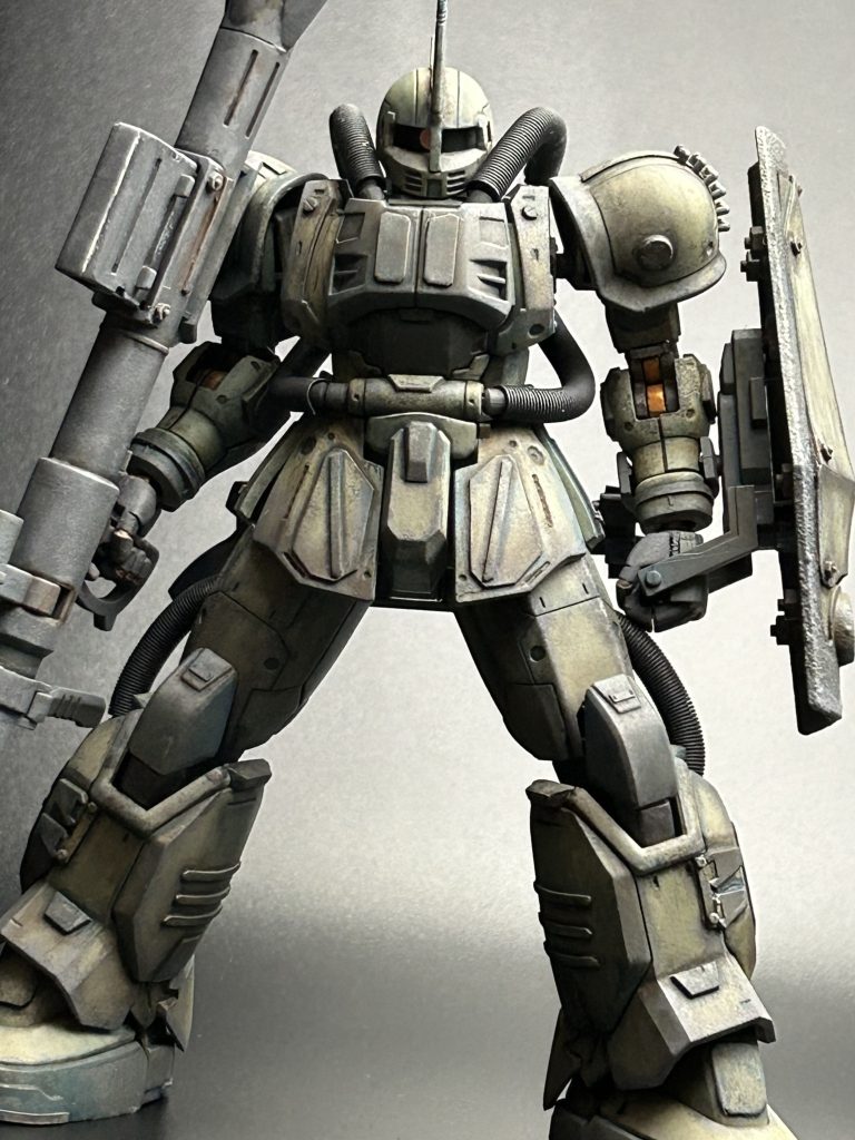 グレー系のエナメル塗料を使いスポンジチッピングで退色やウェザリングをしました。ディテール周辺は茶系や青系のエナメル塗料で細かく書き込みました。