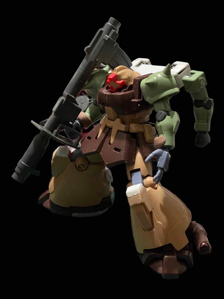 太腿で4mm近く延長、横スイング間接も仕込みましました。それによって相対的に小さく見えるひざを2mm延長しました。バックパックはプラ板ハコ組と流用パーツで作成です😊