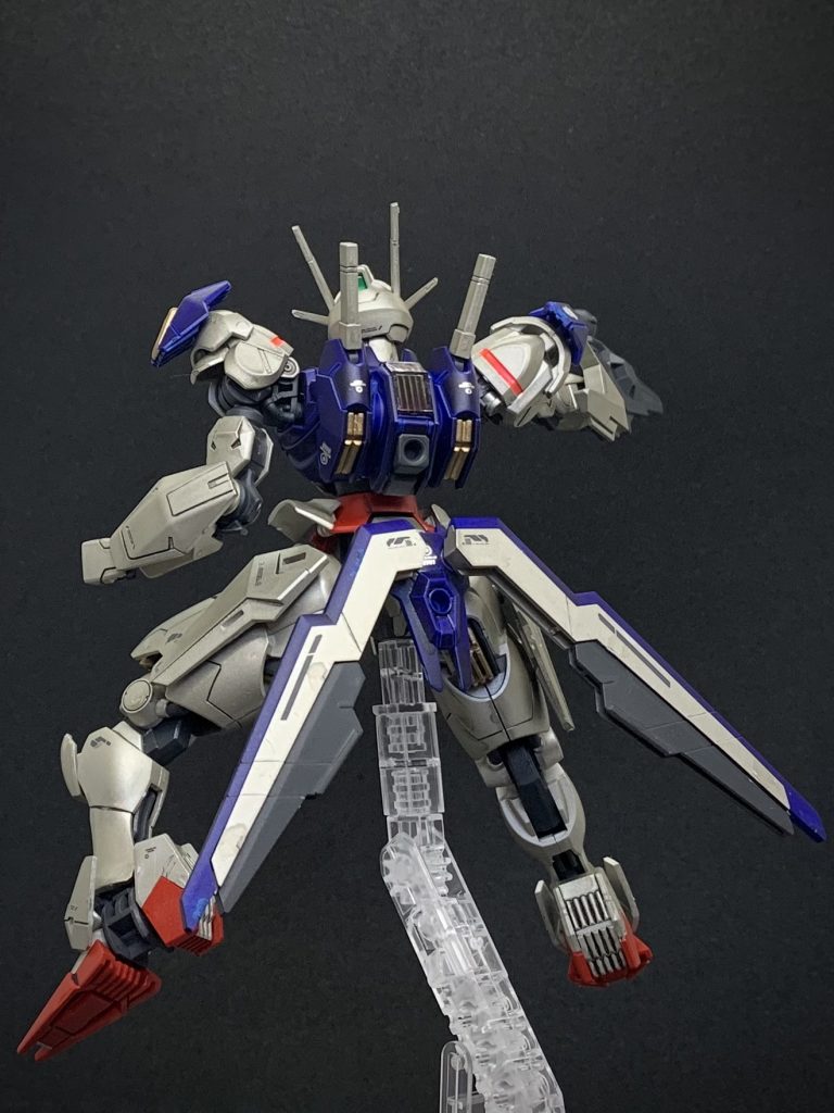 スプレー缶でのランナー塗装（初挑戦）です。エアリアル２作目は思いきって、チタンシルバーにしてみました。いい感じです♪