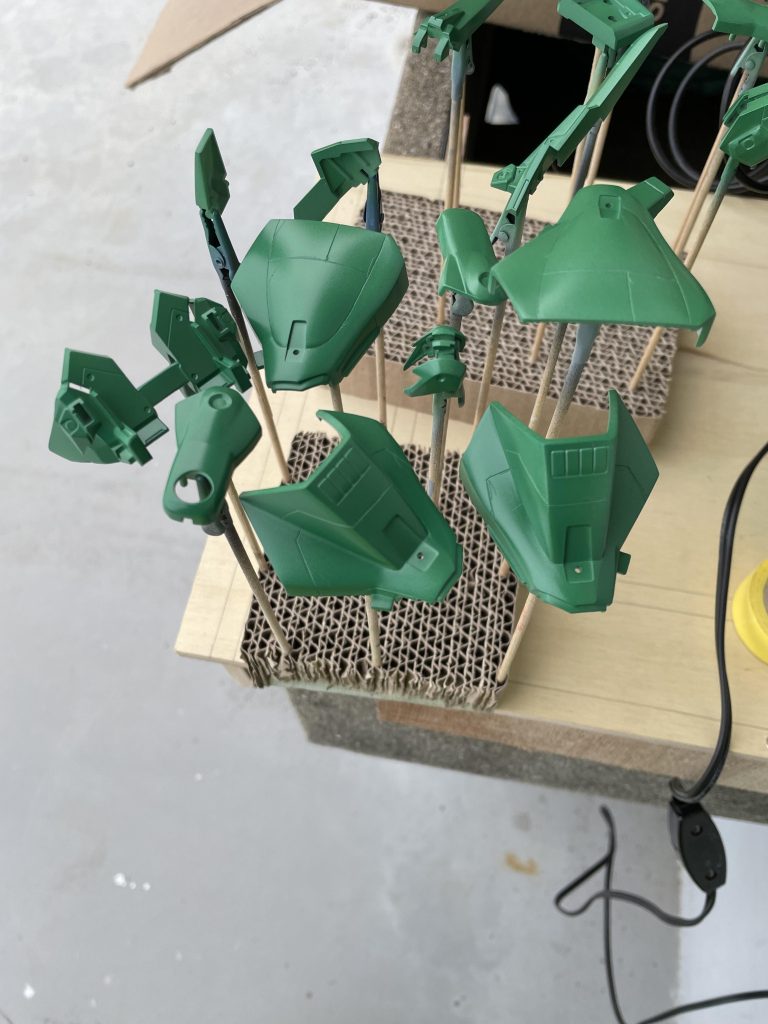 塗ってるときは、ザクかムサイか？って感じの色味でした（笑）