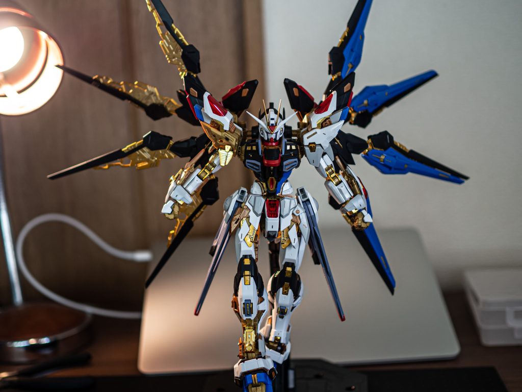 没案です。装甲が少しずつパージされていく表現を考えたのですが、僕の配色力だと塗装でそれに説得力を持たせられませんでした。どなたか実現させてくれたら嬉しいです。笑