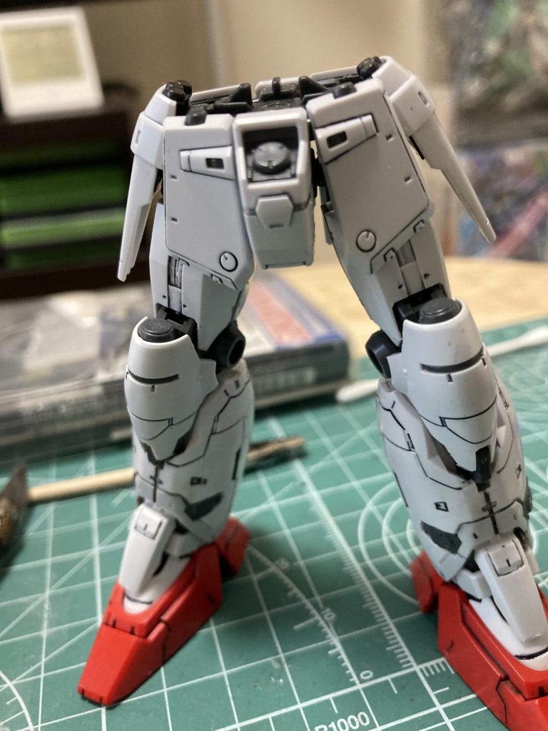 だいたい足と顔からの作業になりますが、装甲の継ぎ目がしっかりあります。継ぎ目太さも様々。筋彫り無しで墨入れ簡単。RGすごい。