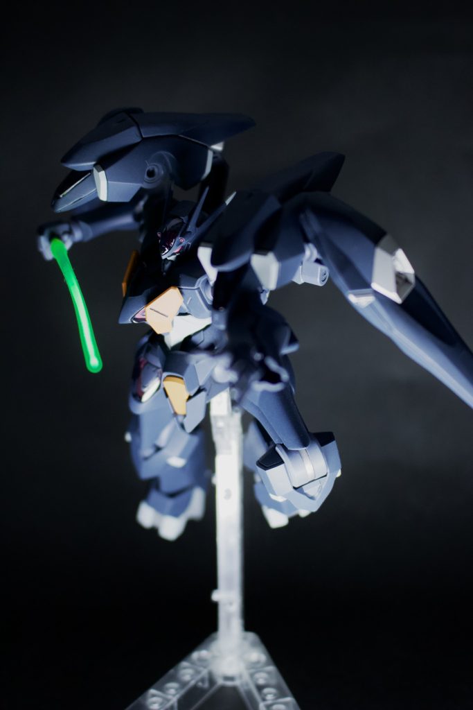 サーベルを持って突撃してる風に。目が光って見えるのがポイント高いですね笑笑