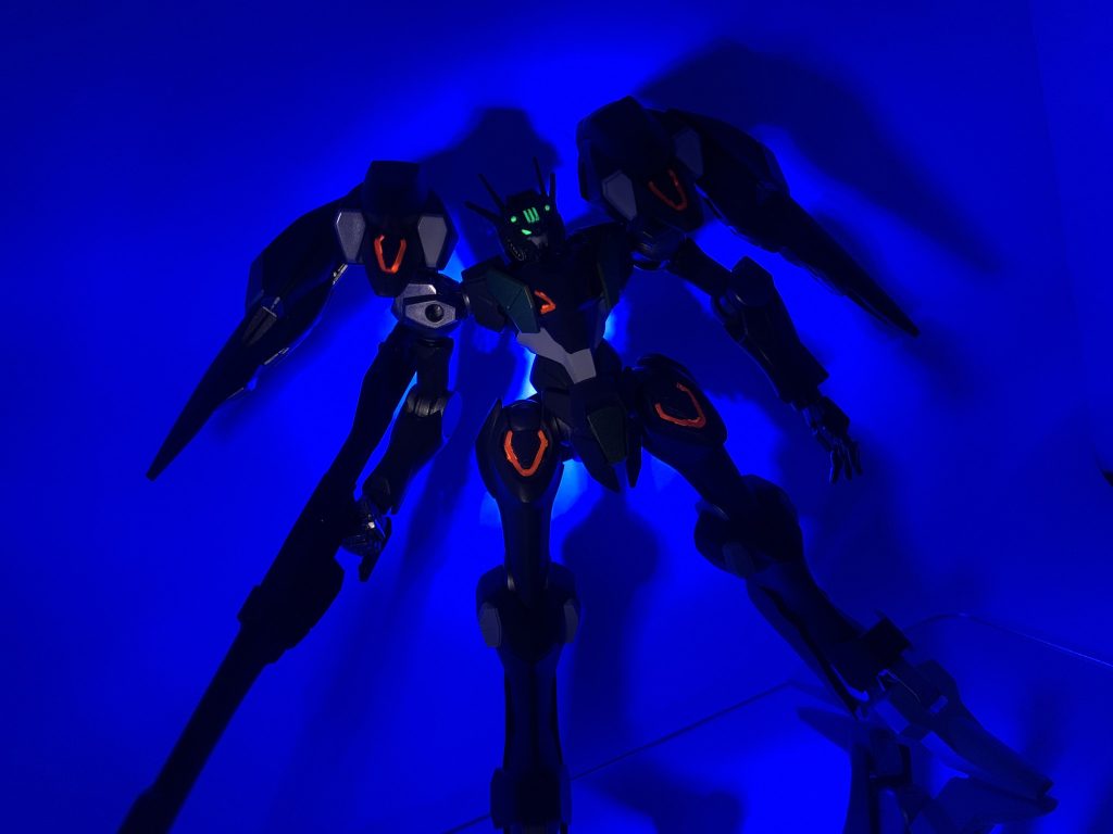 赤いラインシールの上から蛍光エナメル赤を塗りブラックライトで発色表現はできたのですがクリアパーツのほうに蛍光クリア吹いたら下のラインシールの発色全く分からなく…のでクリアパーツ無しとしました( ̄▽ ̄;)