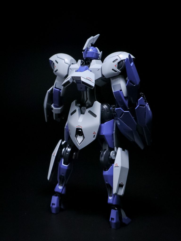 使用塗料基本的に水性ホビーカラーを使用。ホワイトシルバーを下地にホワイト+ブラック微量+クリアの乳白ホワイトグレーでキャンディ塗装後、ビスマスパールを薄く吹き付けてからクリアコートパープルブラック、ホワイト、シアン、マゼンタで調合フレーム部ガンメタル微量のシアンとマゼンタを足したブルーブラックに薄めたシルバーを軽く吹き付け。その他発光部分は蛍光塗料で塗装。