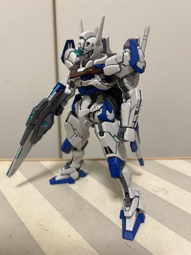 墨入れ、部分塗装と艶ありスプレーで仕上げ。本来ピンク部以外も気分で青くしてる箇所があります。特にビットは。どうでもいいんですが、色のマジックって面白くて。こんな色にするだけで、部屋の反対側から眺めるとデュエルだと錯覚しますw多分、膝の青とか腰のフロントアーマーが無い形状とか足の細い感じとか、肩アーマーの形状が何となく似てるとか、だと思うんですがw