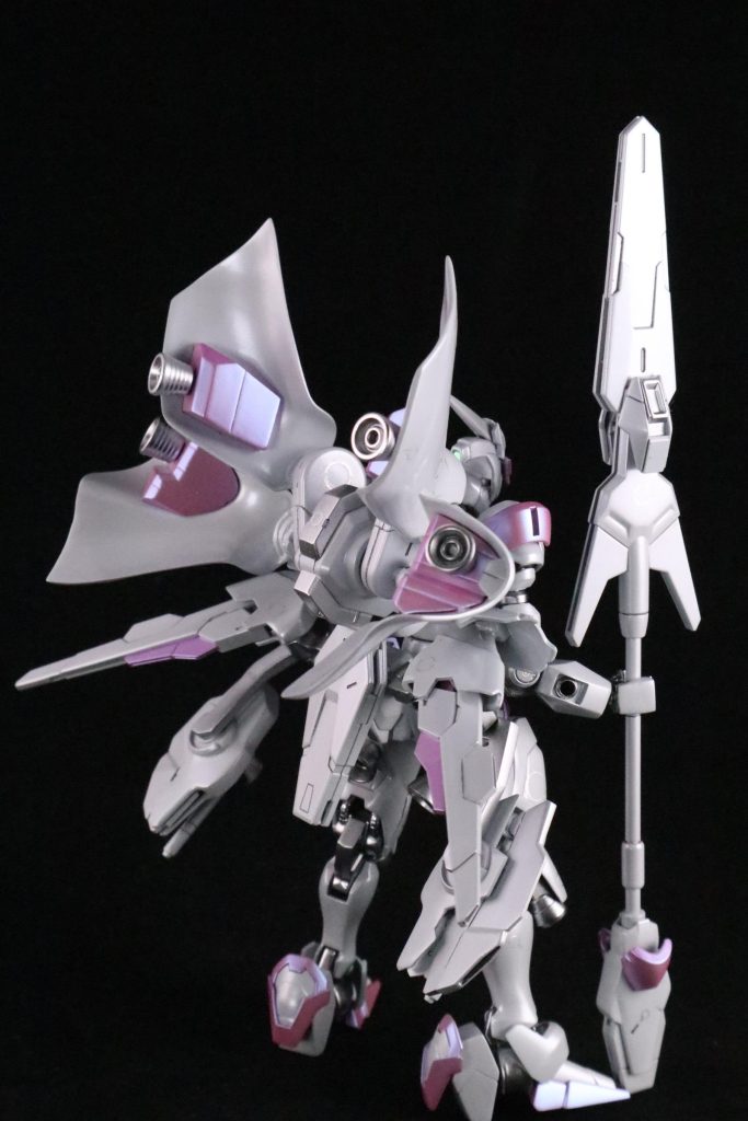 水星キットはちょっとミキシングしづらいと感じまして、かといって自分の作風的に盛るのもなんかな…と思ったので、一部エアリアルと組み替え、ディテール落としてなめらかな感じに成形し直しました。全然違うけどクアンタがELSクアンタになるような…。基本的にはルブリス。フライトユニットのスラスターを作り替え、ビットの配置替えでこんな感じ。決闘できるようにブレードアンテナつけときました。ポージングやら武装↓