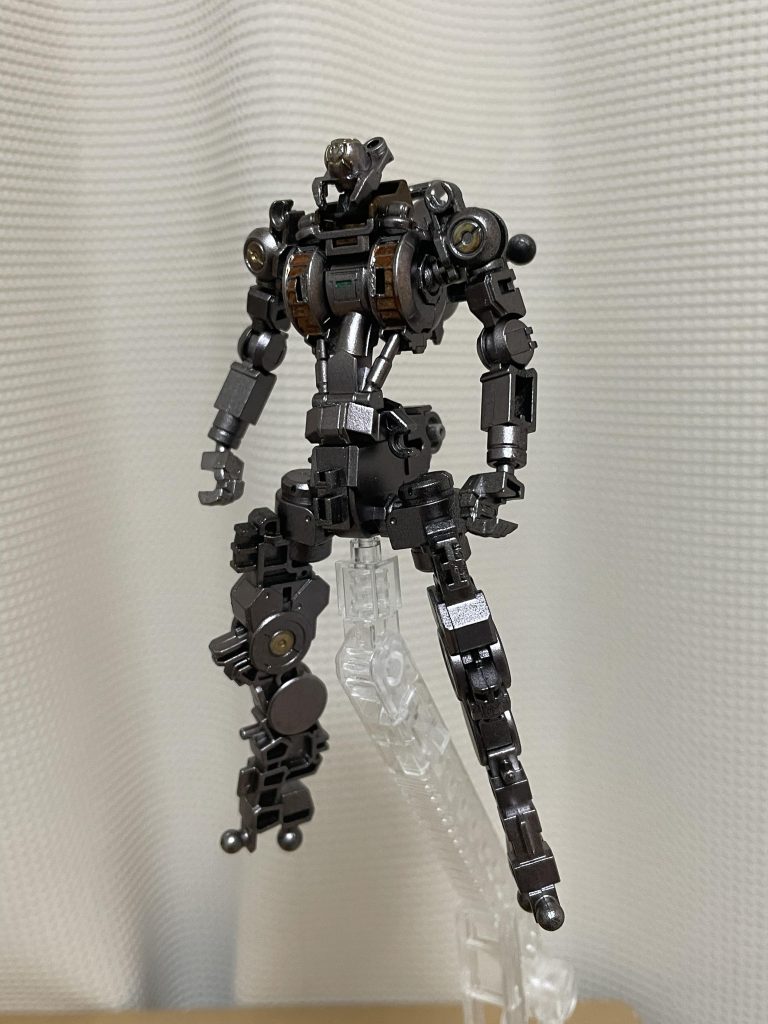 胴体部と肩部はガンダムフレームを流用して四肢にはグレイズバックパックはグレイズの胸部フレームを改造してそのままバックパックにしています